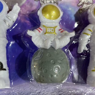Children's toys suit 2 yuan wholesale plastic toys villain cartoon moon man suit suction card spaceman