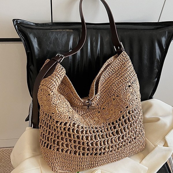 Large capacity straw woven bag for women, summer hollowed-out woven underarm shoulder tote bag, high-end and casual.