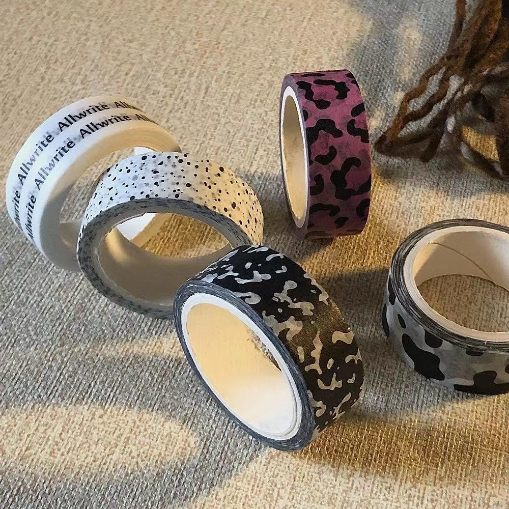 Xiaohongshu bloggers recommend simple, Instagram-style washi tape for decorating journals and photos, featuring leopard print and polka dot stickers