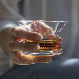 High-end rotating spirits glass whisky crystal glass new high-value crystal glass XO glass