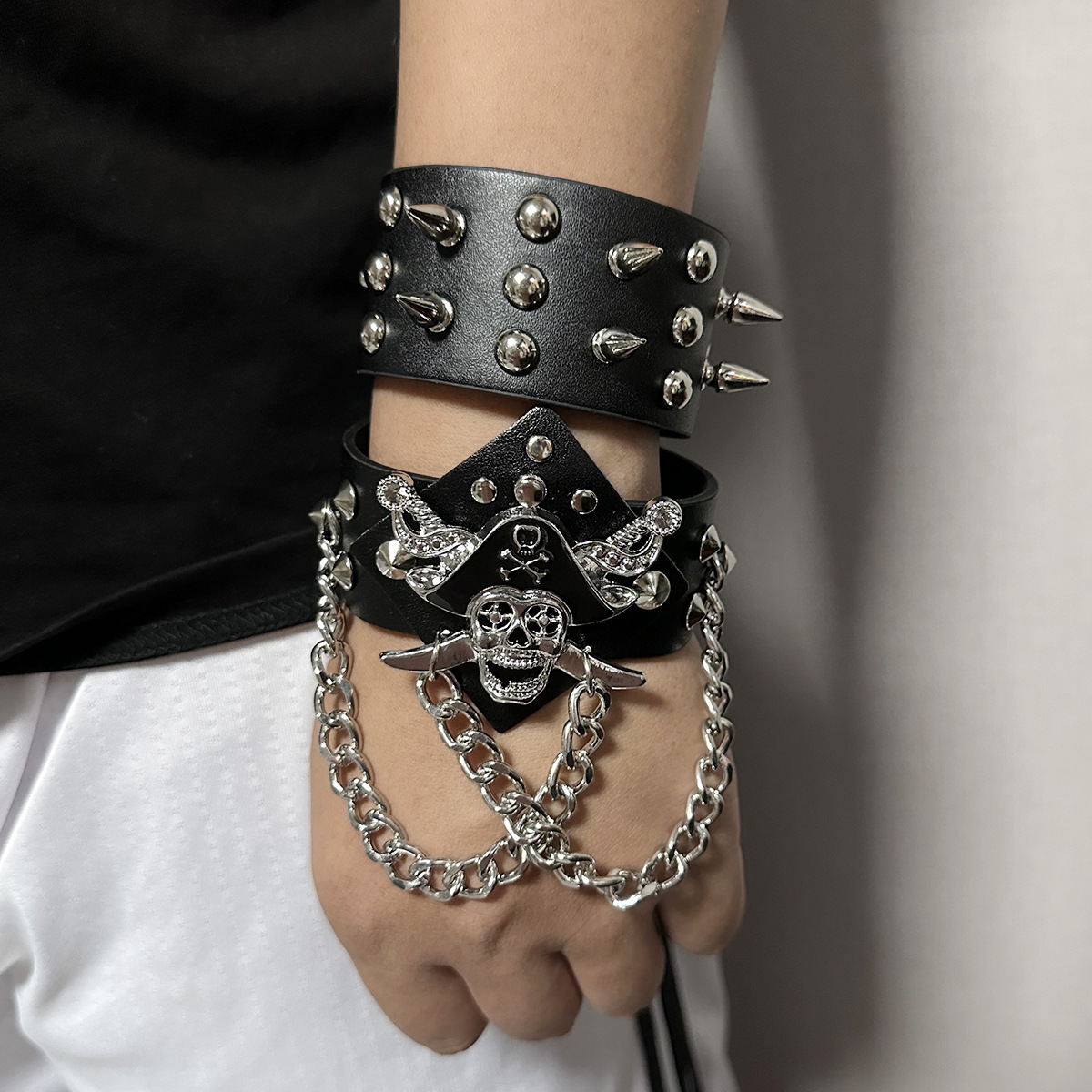 Factory direct European and American men's leather bracelet personality exaggerated punk non-mainstream PU leather bracelet cross-border hot sale