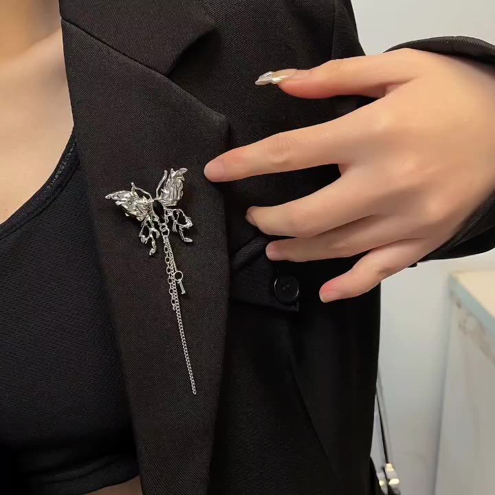 Fashion New Metal Butterfly Tassel Brooch Personality Minimalist Design Suit Pin Decoration Versatile High-End Feel