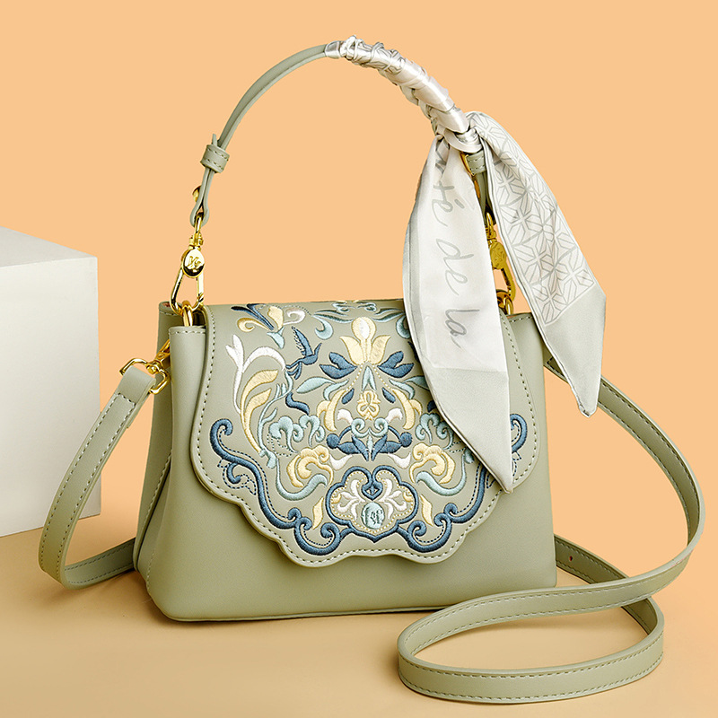 Niche ethnic-style embroidered handbag/tote bag with a sophisticated shoulder/crossbody design, fashionable, retro, artistic, and subtly luxurious Chinese style.