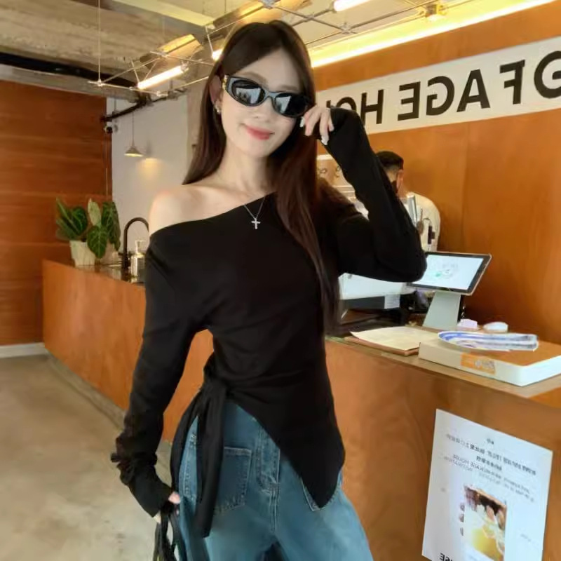 이른 가을 새로운 불규칙한 디자인 센스 우아한 스트랩 어깨 티셔츠 타이트 허리 슬림 슬림 스플릿 긴 소매 탑