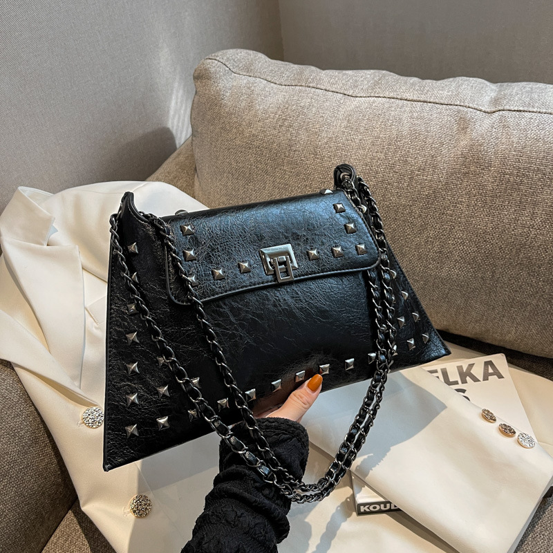 Retro-style underarm bag, studded envelope bag, versatile, stylish, and high-quality chain shoulder bag/crossbody bag.