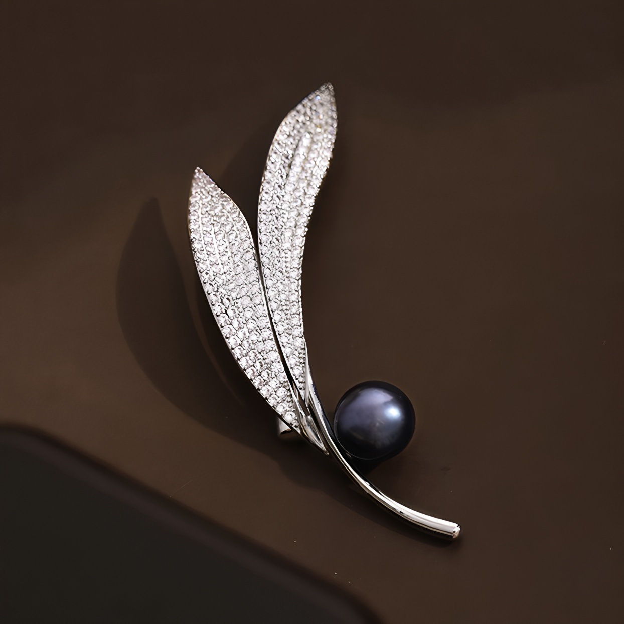 Leaf Pearl Brooch for Women, Versatile and Personalized Full Diamond Corsage, Niche Design Pin, Elegant and Accessible Luxury Suit Accessories