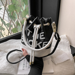2023 New Popular Design Sense Contrast Color Stitching Bucket Shoulder Portable Fashion Instagram Popular Spring Summer Shoulder Bag