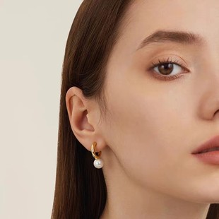 Elegant Elegant Pearl Earrings Light Luxury Cold Style Striped C- shaped Earrings for Women