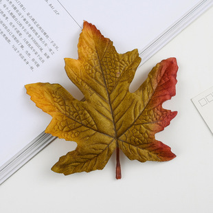 Cross-border Simulated Green Plants Single Piece Maple Leaf Halloween Harvest Festival Simulated Maple Leaf Gift Box Decorative Ornaments Accessories