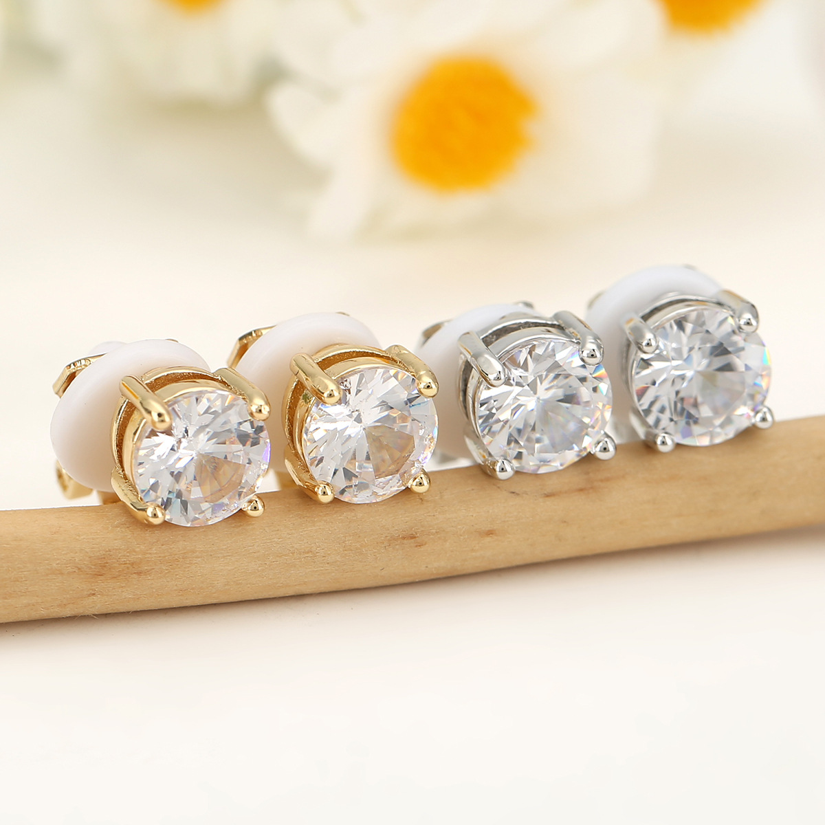 Cross-border hot-selling fashion personality imitation Mosane diamond geometric round ear buckle high sense temperament four-claw ear clip without ear hole