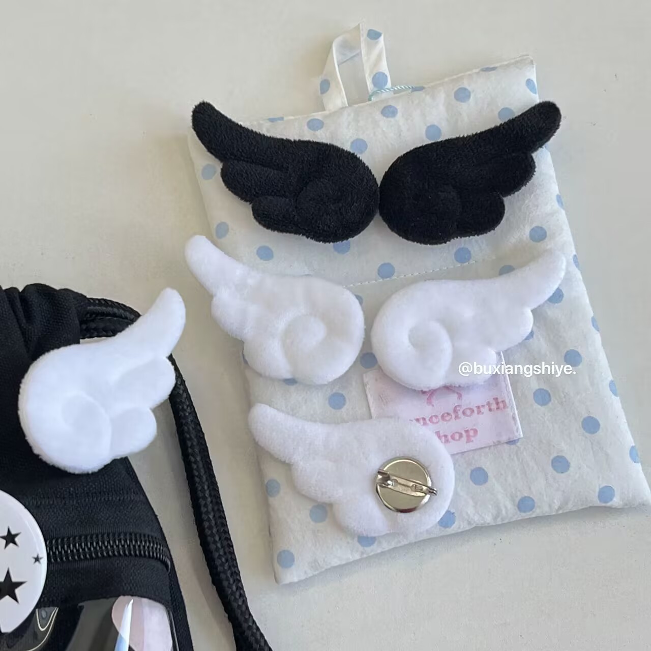Ins Variety of Gray Angel Wings Brooch Doll Decoration Ancient Y2K Girly Creative Bag Decoration Soft and Cute