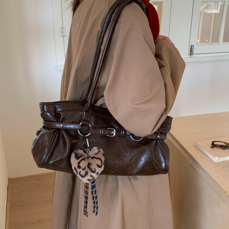 Maillard-style new motorcycle bag, sweet and cool women's handbag, fashionable and simple underarm bag, casual commuting shoulder bag.