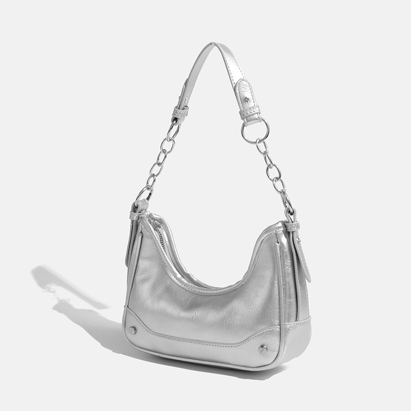 Women's underarm bag, new summer style, trendy and sophisticated, niche chain design, fashionable crossbody baguette bag for commuting.