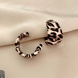 Retro Earrings C- shaped Leopard Earrings 2024 New Explosions Earrings Advanced Sense Early Autumn Elegant Earrings Show Face Small