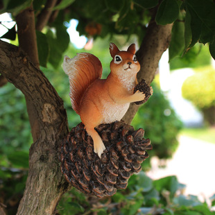 Cross-border new products garden simulation squirrel tree hanging creative micro-landscape pine cone decoration foreign trade resin crafts pendant