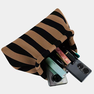 Explosive Cross-border Woven Cloud Bag Girl's Commuter All-match Striped Bag Outdoor Travel Storage Portable Bag Clamp Bag