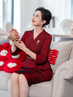 Свадебный банкет свекрови юбка cheongsam подарочный костюм 2025 новая мода мода элегантное бордовое платье