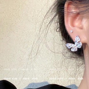 Сердце в этом! Легкий роскошный стиль Flash Diamond Butterfly Серьги Женский нишевый дизайн Высококачественные элегантные серьги интернет-знаменитостей