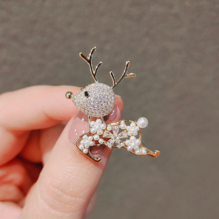 South Korea light luxury diamond letter brooch niche fashion Anti-exposure corsage simple elegant high sense suit accessories
