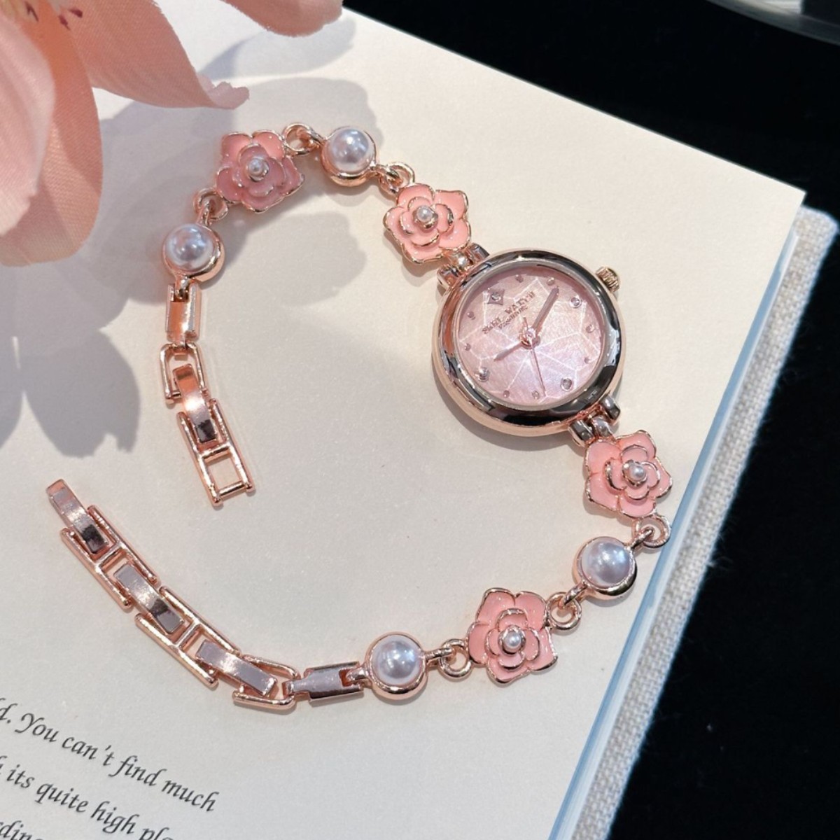 Camellia bracelet watch for women, a niche luxury style, high-value fashion mother-of-pearl quartz watch, exquisite diamond-set women's watch.