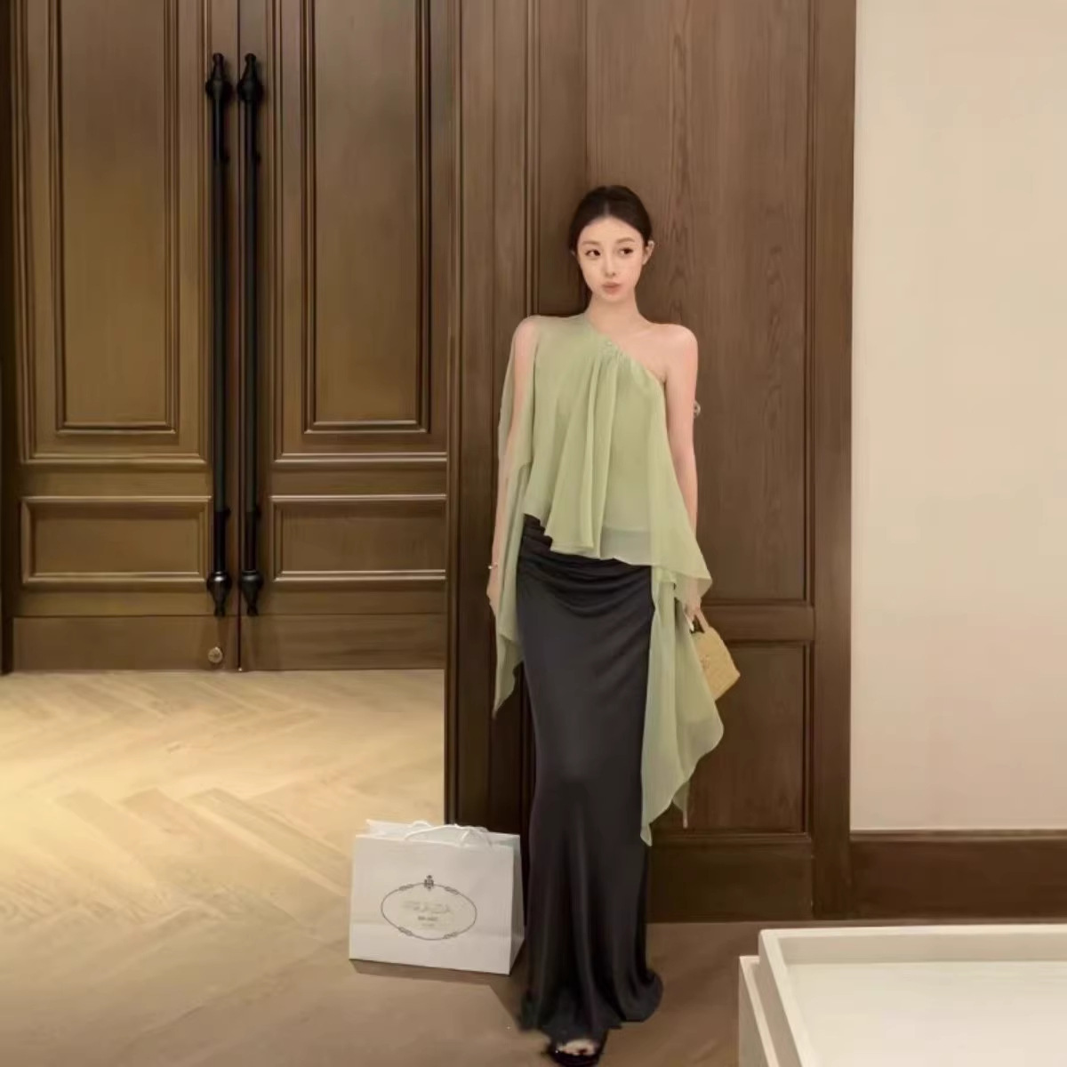 French-Style Elegant Outfit with a Sweet, Loose, Slimming, and Ethereal Feel, Including a Comfortable and Versatile Shirt and a Hip-Hugging Skirt Two-Piece Set