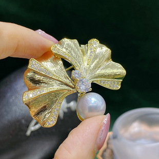 Simple personality ginkgo leaf brooch female copper micro inlaid zircon thick gold plated temperament pin Pearl corsage clothing accessories