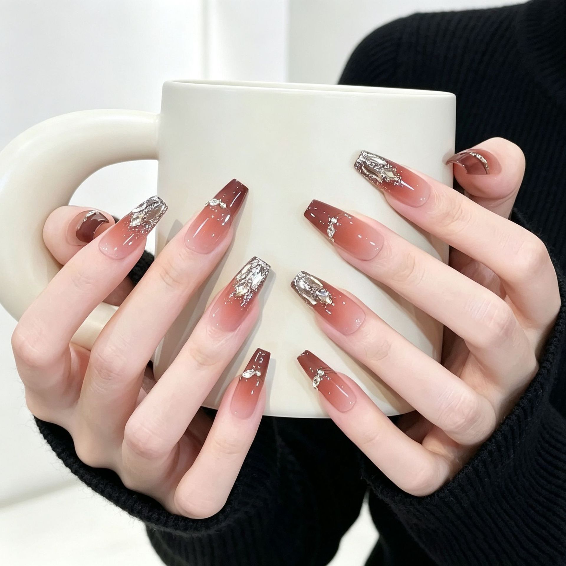 Wholesale of Maillard-style nail art: medium to long length, caramel gradient, crushed diamond design, handmade nail art, high-end look, and detachable nail tips