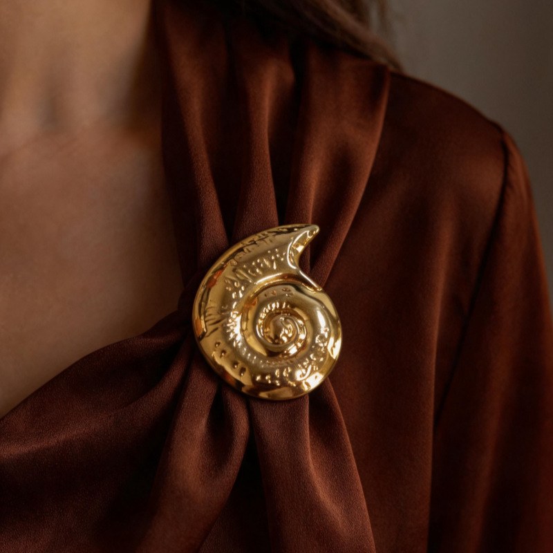 European and American Beach-Style Conch Brooch, Vintage Light Luxury High-End Pin, Women's Suit Coat Brooch to Prevent Exposure