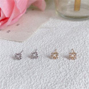 New exquisite diamond stud earrings small simple hollow diamond stud earrings s925 silver needle ear piercing in stock wholesale