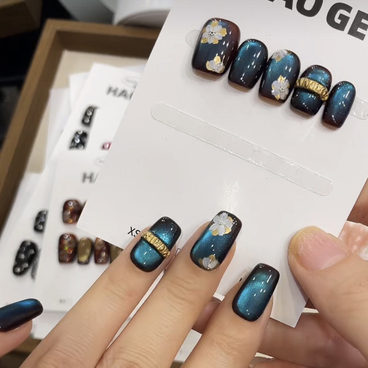 [Blue Yun Gold Foil] Brown Gold Flower Cat Eye Handmade Wearable Nails Short Style Whitening High-Quality Nail Art Patch