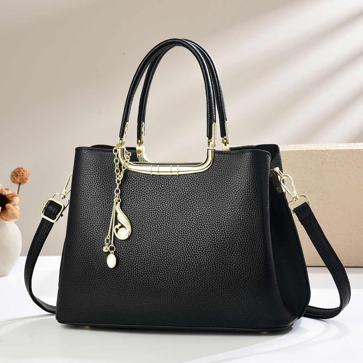 Stylish and simple women's handbag, trendy and fashionable, genuine leather, solid color, tote bag, mom bag, classic and versatile crossbody bag.