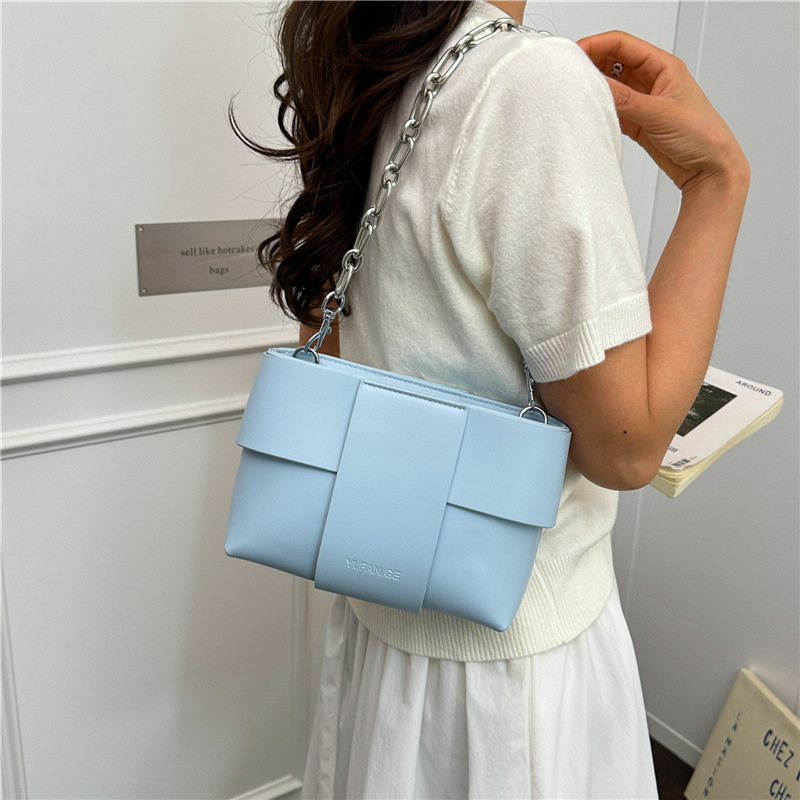 Women's shoulder bag with chain embellishment, stylish and versatile, perfect for summer commuting.