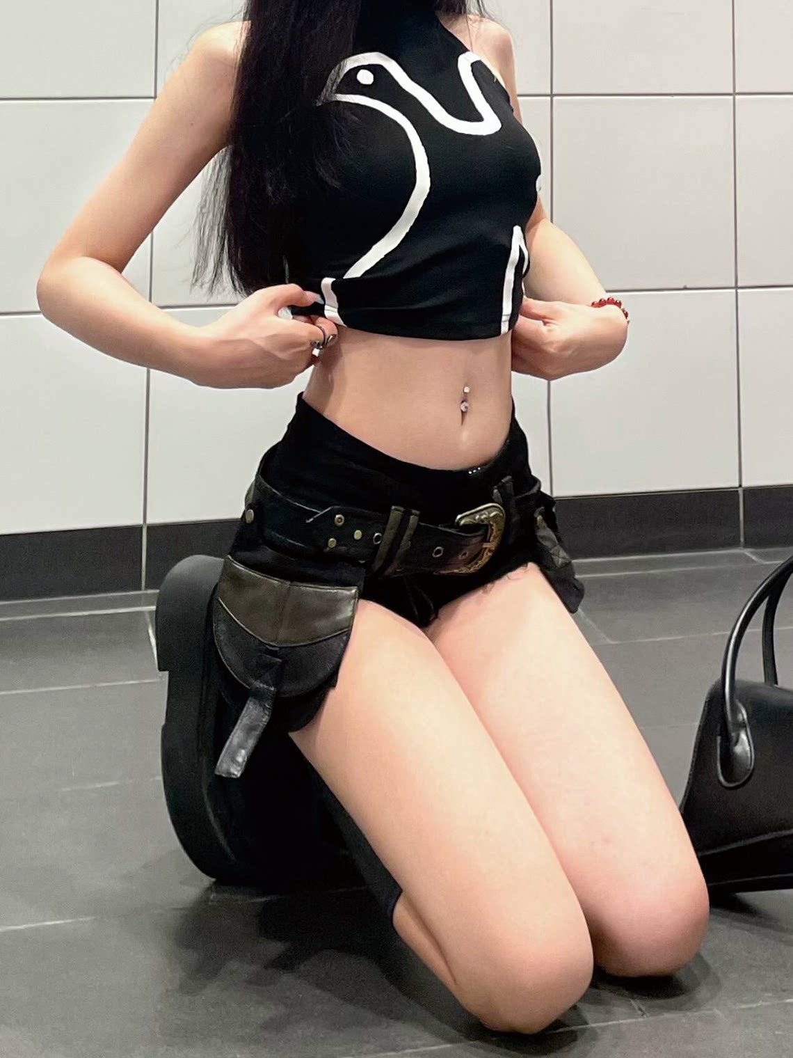 American-Style Spicy Retro Denim Shorts for Women, Y2K Design, Low-Waist, Leather Belt, Frayed Edges, A-Line, Hip-Hugging Hot Pants