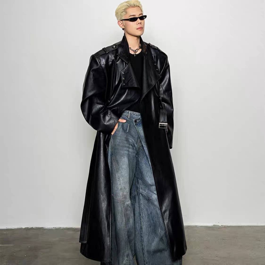 Korean-style retro high-end men's long leather jacket with large lapel and waist-cinching design, avant-garde silhouette, trendy outerwear