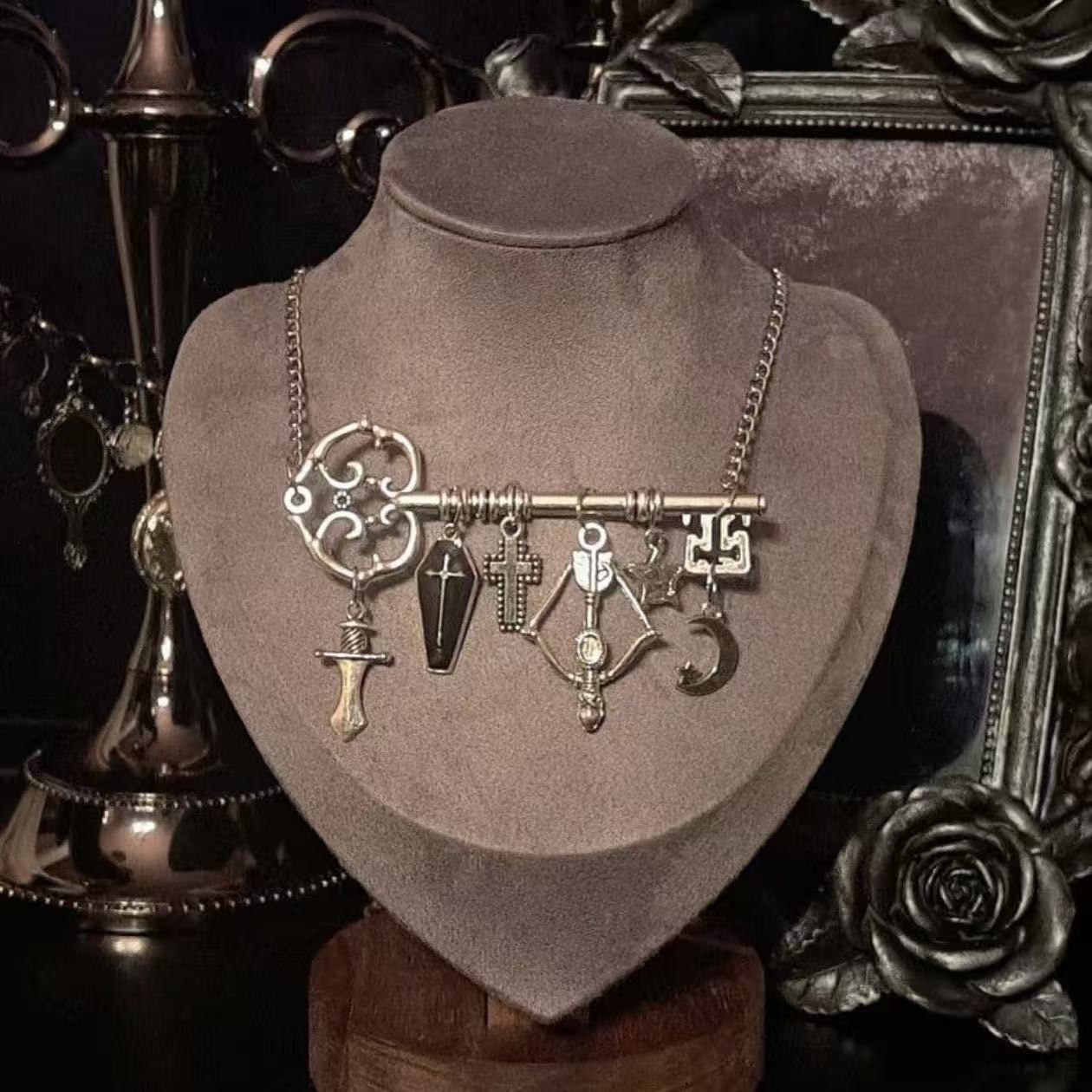 French-Style Vintage Double Cross Key Pendant Necklace, Bold and Stylish New Design, Light Luxury, Unique and Niche Clavicle Chain