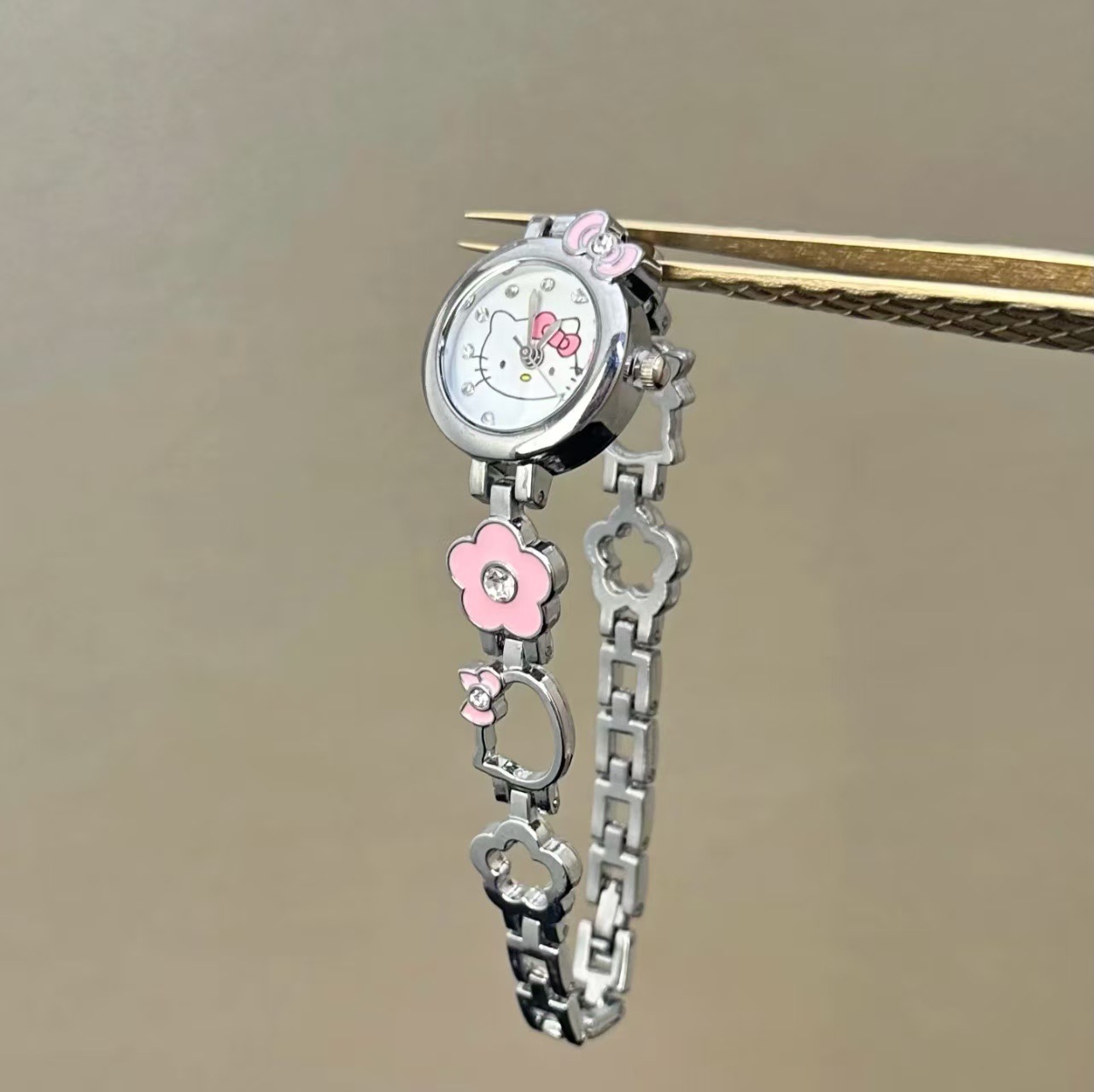 Sweet and cool cartoon Kitty cat watch, rhinestone bow bracelet for women, cute design, trendy and cool jewelry.