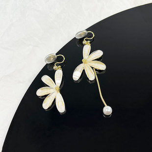 Ear clip no ear hole high-end female niche design earrings light luxury Hong Kong style pearl mosquito-repellent incense plate earrings wholesale flowers