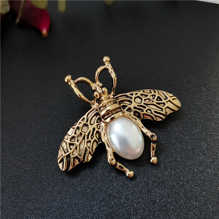 European and American Exaggerated New Little Bee Brooch Personalized Vintage Simple Corsage Pin Accessories Spot Wholesale