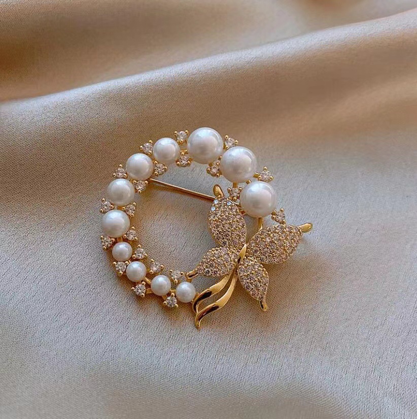 Unique design pearl love brooch 2024 new fashion autumn and winter corsage South Korea women's delicate pin accessories