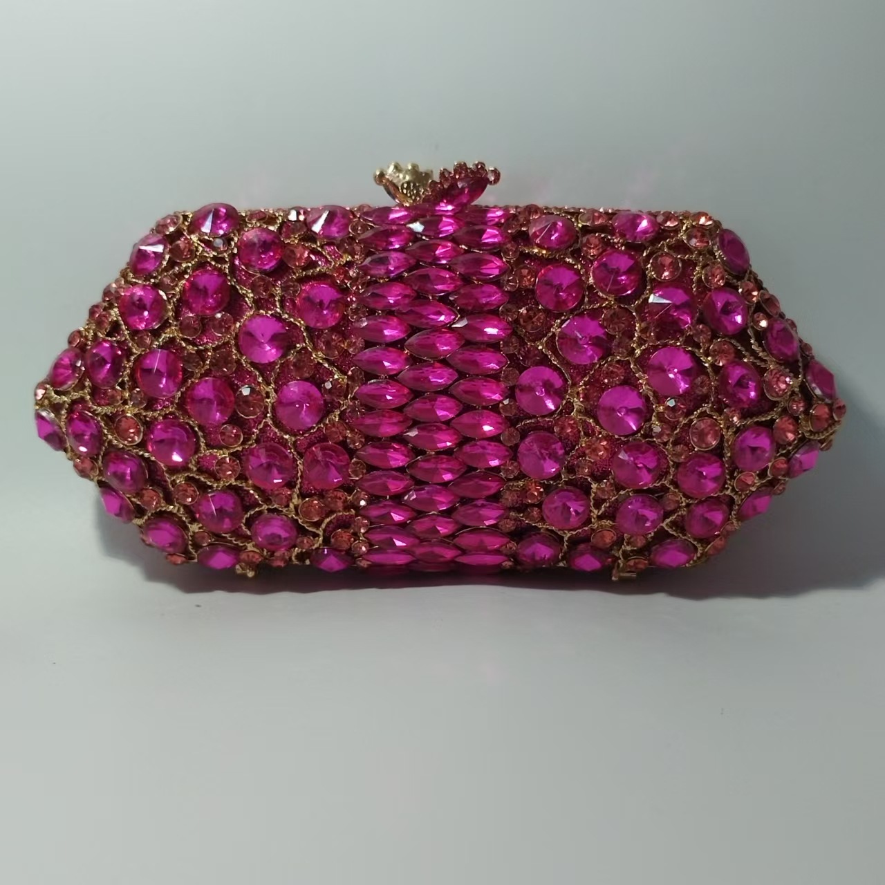 Cherish the Fate: Intricately woven rose-patterned diamond and crystal women's handbag for annual meetings, evening gowns, banquets, and clutches, adorned with diamonds.