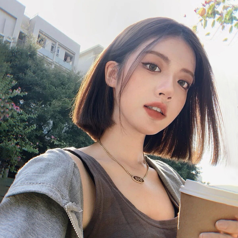 한국식 여성용 가발, 단발, 일자컷, 얼굴을 더욱 잘록하게 만들어주는 스타일, 나이를 줄여주는 효과, 중간 가르마, 앞머리 없음, 짧은 스트레이트 헤어, 풀 헤드형