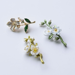Fresh Mori elegant elegant flower brooch jasmine Gardenia pearl pin corsage clothing accessories