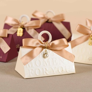 2025 wedding wedding candy box new high-end wedding candy box triangle empty box with hand gift wholesale