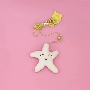 Качели висят на двери. Кошка висит на двери. Кошка игрушка.