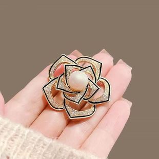 Xiaoxiang Camellia Brooch High-end Female Pearl Corsage Hollow Design Simple Flower Pin Coat All-match Decoration