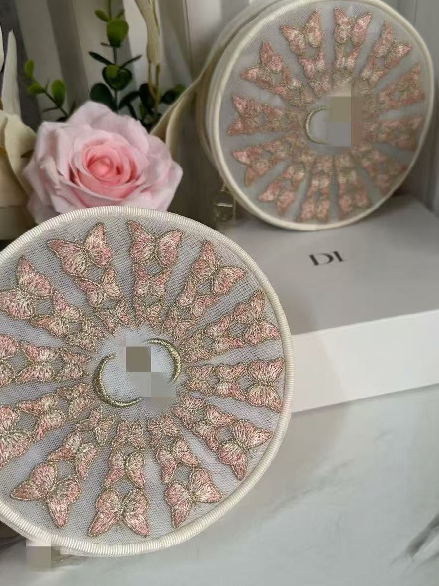 D brand's 2026 new Mother's Day limited edition gift is a French-style butterfly embroidered round makeup bag with a moderate capacity, suitable for gifting