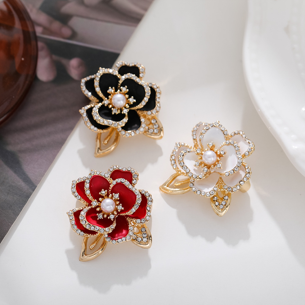 High-end Chanel style pearl brooch pin female vintage camellia flower shawl buckle temperament accessories suit corsage