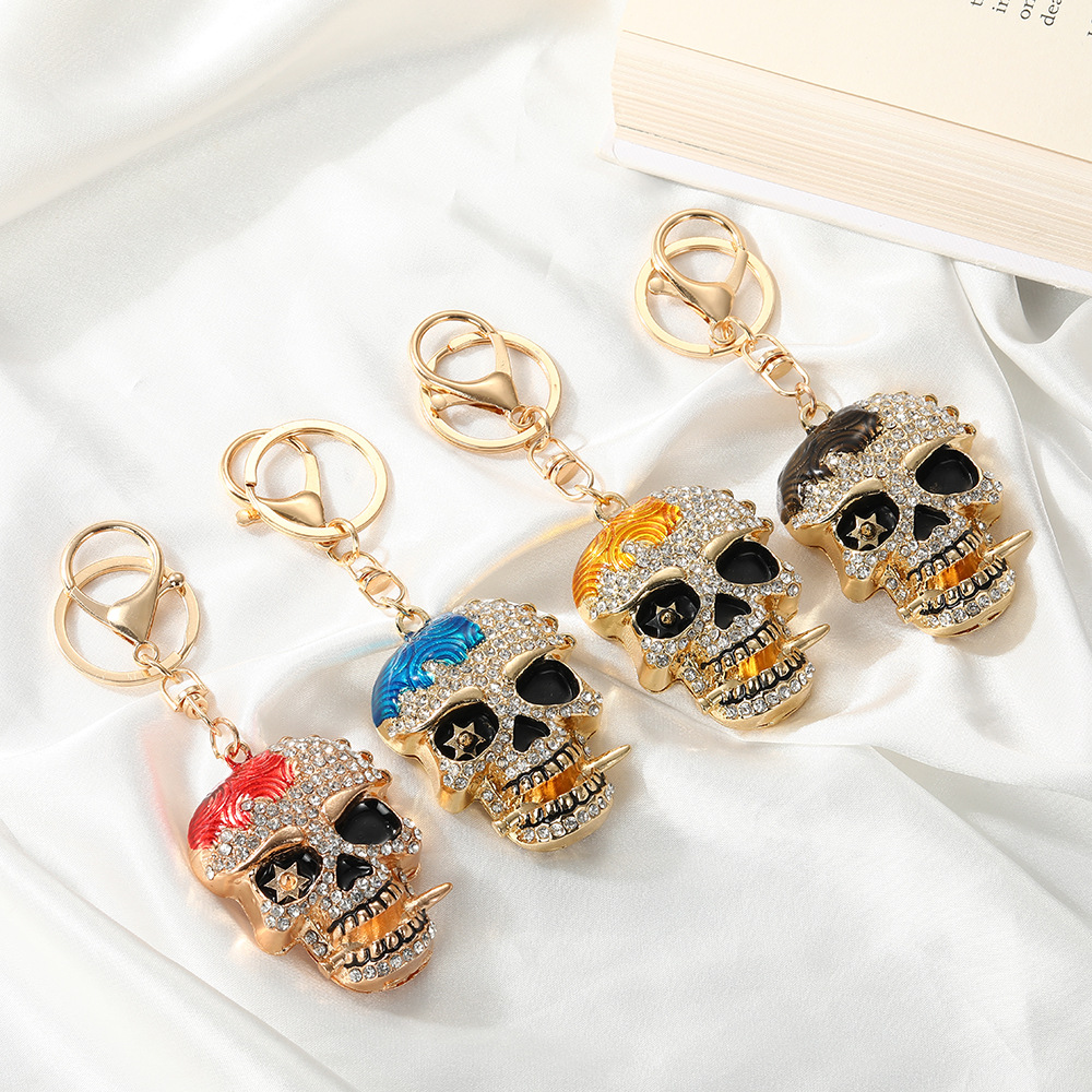 Rhinestone-encrusted creative metal Halloween skull keychain, alloy rhinestone simulated small skull, European and American style 3D
