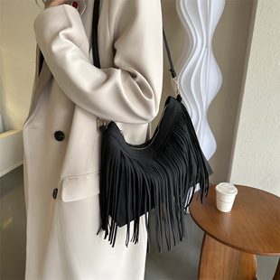 Fashion personalized tassel retro large capacity winter sweet cool hot girl casual portable crossbody shoulder bag