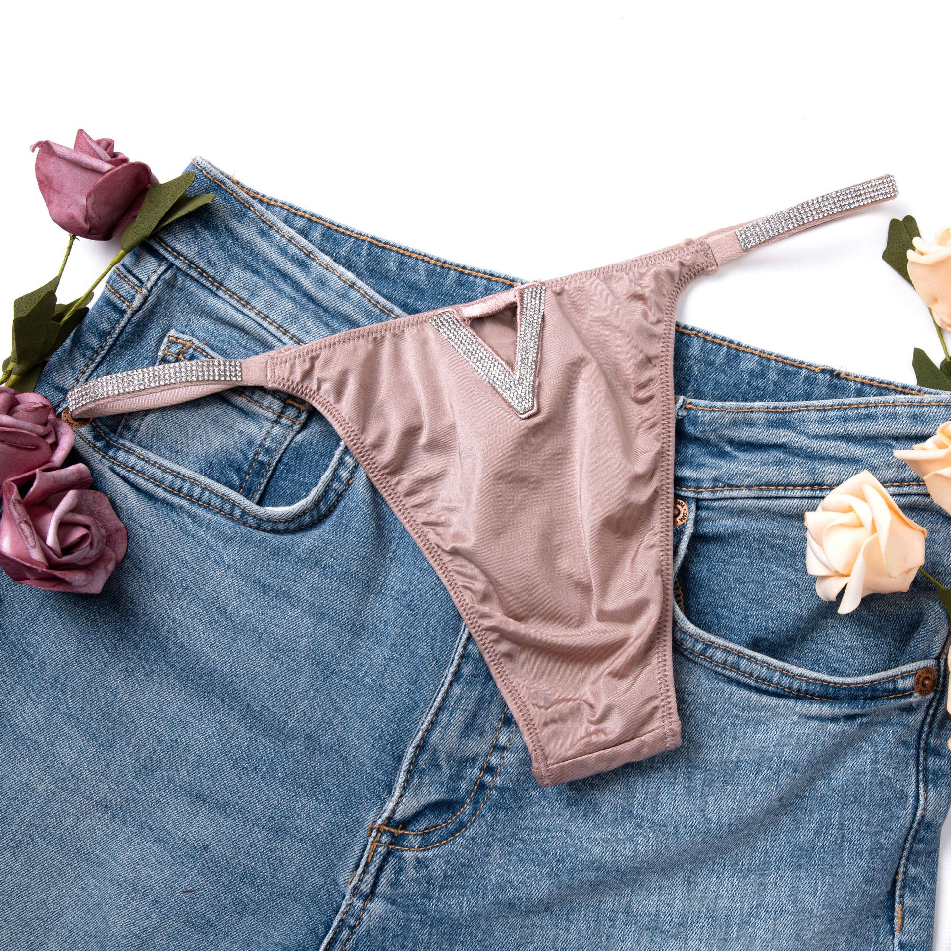 Rhinestone-strap ice silk thong panties, low-rise, with English lettering, V-back cutout, sexy and comfortable, partially covering the buttocks.